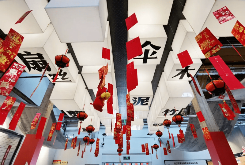 在江苏首府文化艺术的舞台上，各种艺术活动精彩纷呈，为市民和游客提供了丰富的文化享受。从画展、雕塑展览到音乐会、戏剧表演，每一场活动都是精心策划的艺术盛宴。